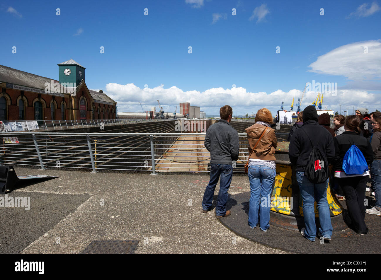 Visite guidée groupe de touristes à thompsons station de pompage de la cale sèche et trimestre titanic belfast irlande du nord de l'île de queens uk Banque D'Images