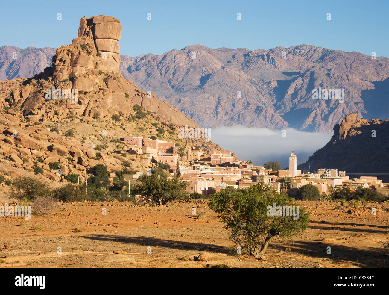 Le village de Aguard Oudad au pied de la célèbre formation rock Chapeau de Napoléon Napoléon (HAT). Le Maroc. Banque D'Images