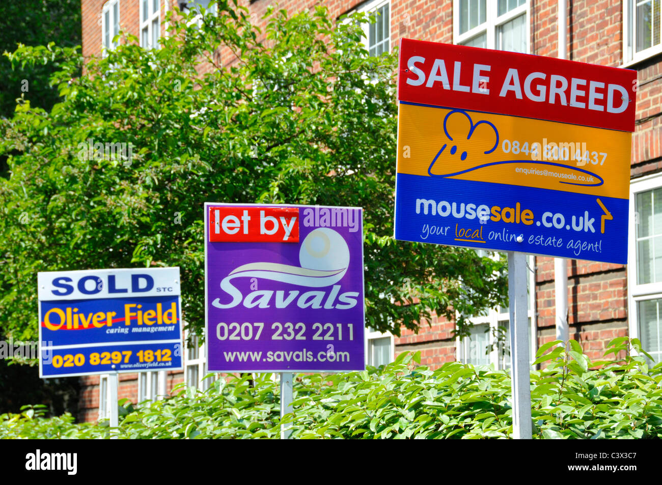 Sélection des agents immobiliers Les affiches publicitaires pour chambre transaction où divers bien a été vendu ou laisser la vente d'accord South London England UK Banque D'Images