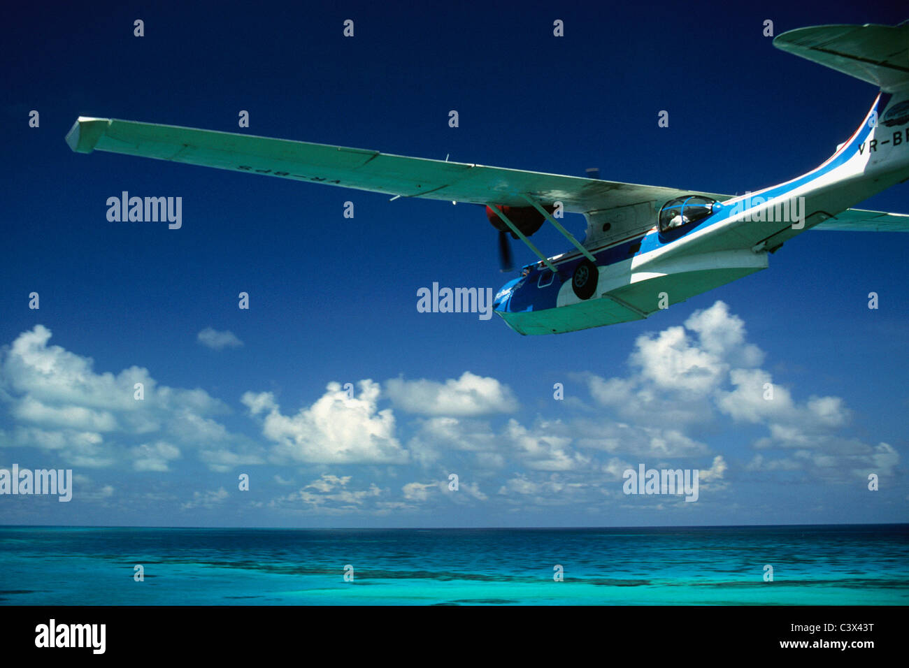 L'île de Bimini, Bahamas, Catalina PBY-5A de l'aquaplanage volant bas au-dessus de la mer. Banque D'Images