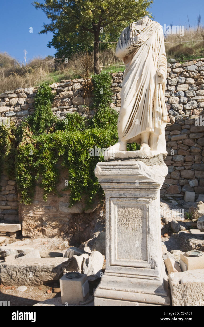 Statue sans tête robed sur socle, Ephèse, Turquie Banque D'Images