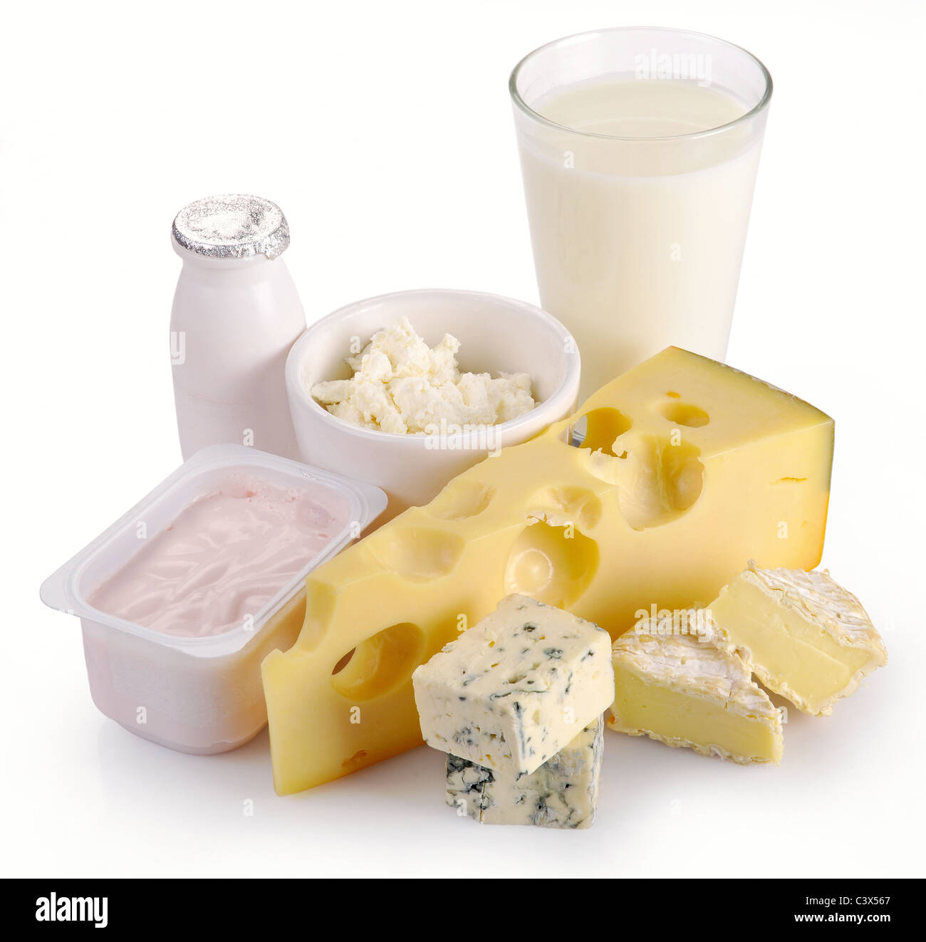 Le yogourt fromage lait oeufs sur un fond blanc Banque D'Images