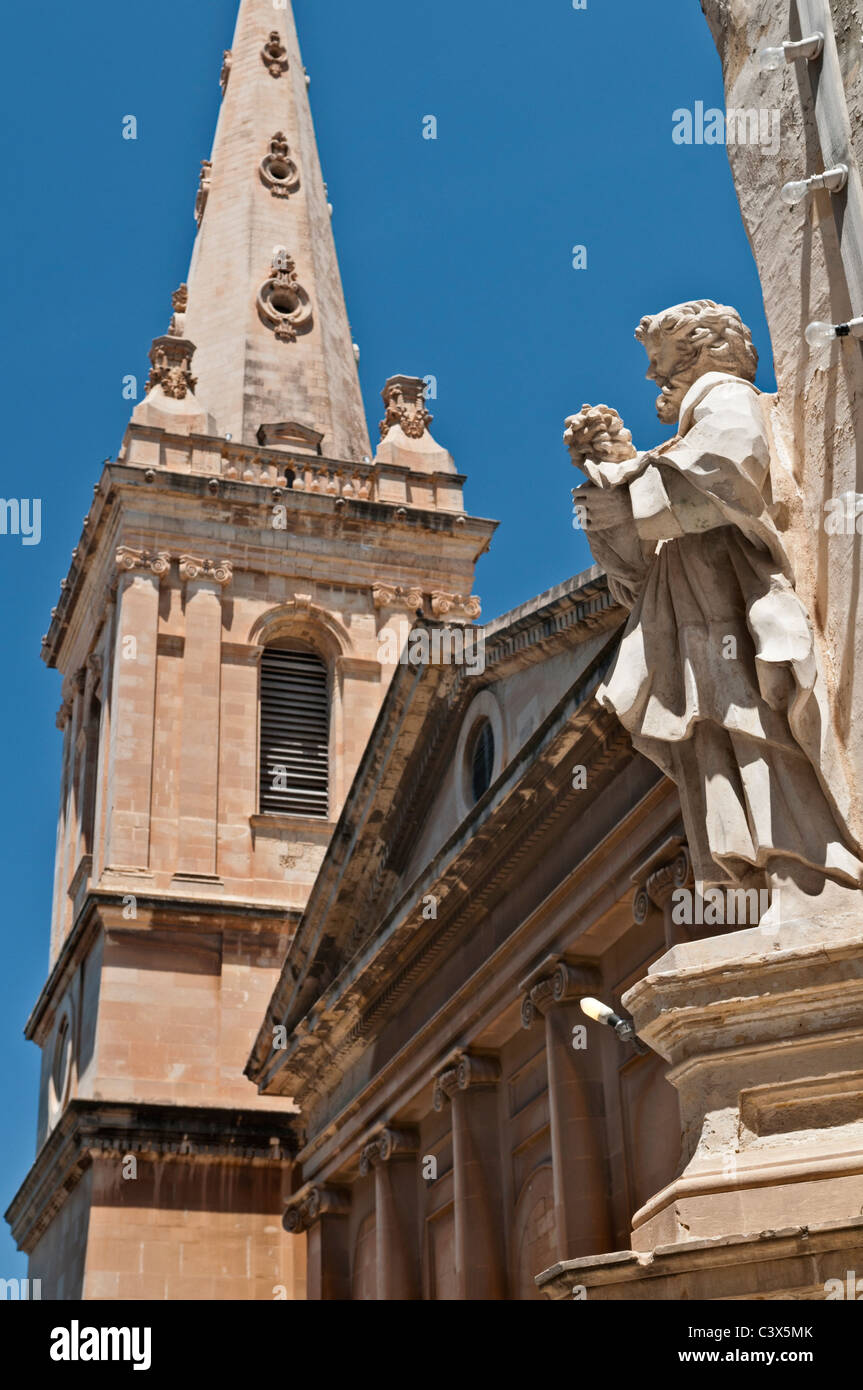 Coin de rue, statue et St Paul's Cathedral La Valette Malte Pro Banque D'Images