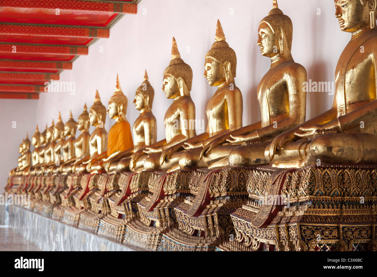 Temple de Wat Pho, Bangkok - rangée de bouddhas assis 3 Banque D'Images