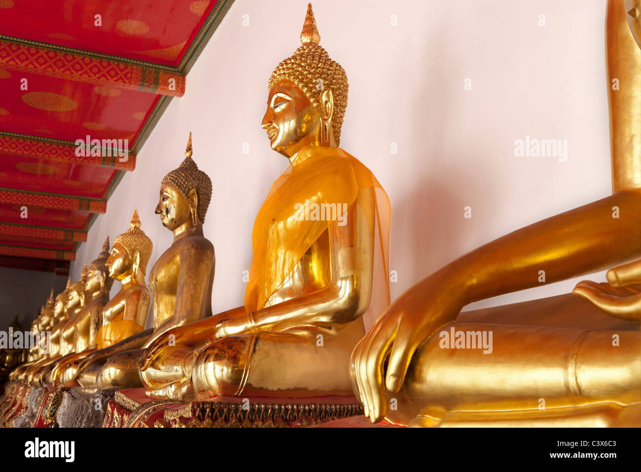 Temple de Wat Pho, Bangkok - rangée de bouddhas assis 4 Banque D'Images