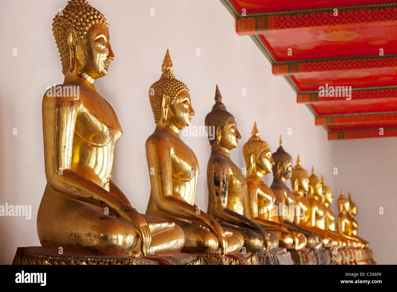 Temple de Wat Pho, Bangkok - rangée de bouddhas assis 6 Banque D'Images