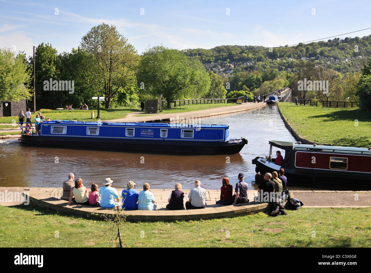 Les gens qui suivent le passage de péniches-canal de Pontcysyllte puis entrer sur le bassin Trefor Canal Llangollen, au nord du Pays de Galles, Royaume-Uni Banque D'Images