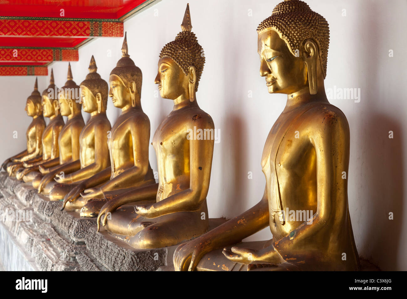 Temple de Wat Pho, Bangkok - rangée de bouddhas assis 7 Banque D'Images
