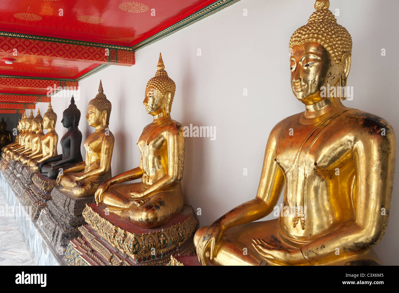 Temple de Wat Pho, Bangkok - rangée de bouddhas assis 8 Banque D'Images