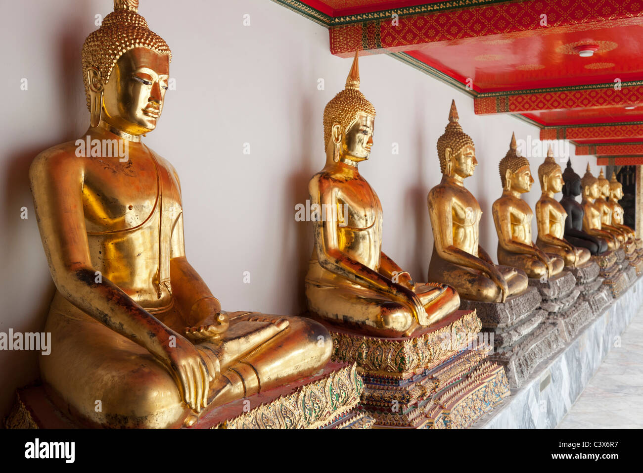 Temple de Wat Pho, Bangkok - rangée de bouddhas assis Banque D'Images
