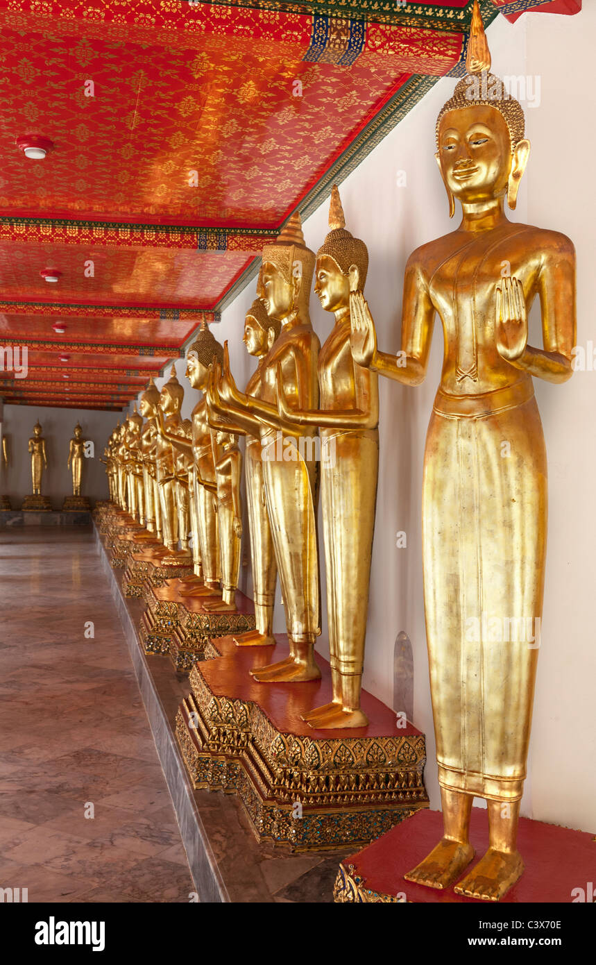 Temple de Wat Pho, Bangkok - rangée de Bouddhas debout Banque D'Images