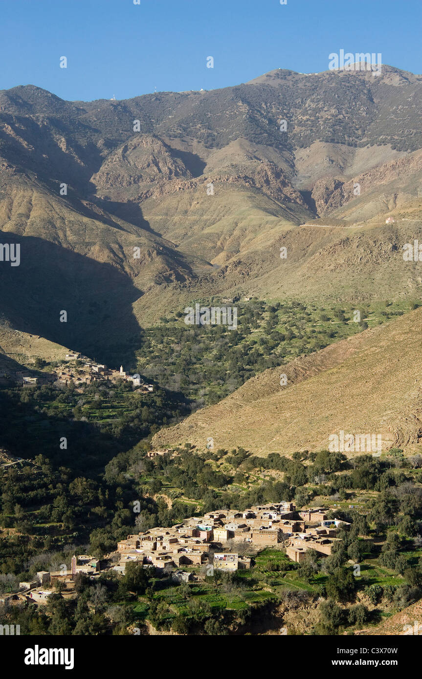 Villages berbères et les champs en terrasses dans les basses collines des montagnes du Haut Atlas au nord-est de la ville de Taroudannt. Banque D'Images