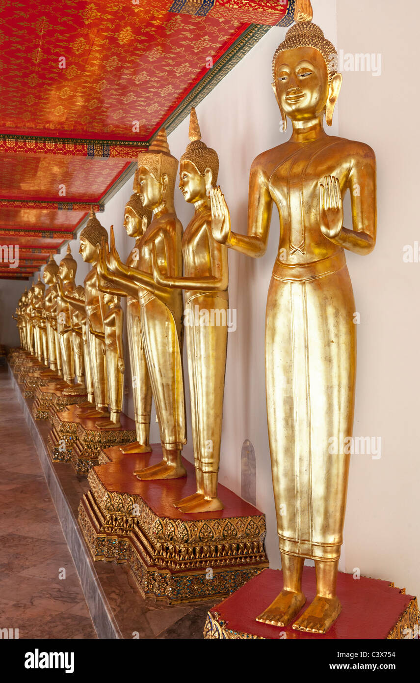 Temple de Wat Pho, Bangkok - rangée de Bouddhas debout 2 Banque D'Images