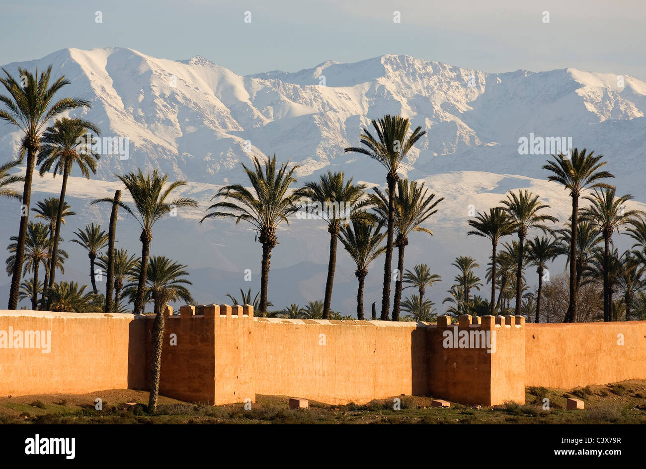 Les remparts de Marrakech dans le contexte de l'Haut Atlas. Le Maroc. Banque D'Images