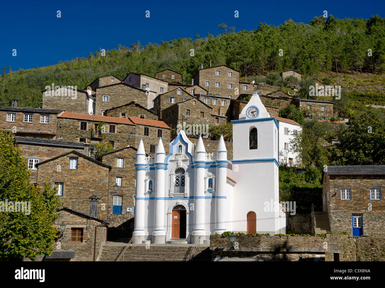 Portugal Beira Alta, la Serra do Acor, Serra da Estrela, Piodao église et maisons en pierre Banque D'Images