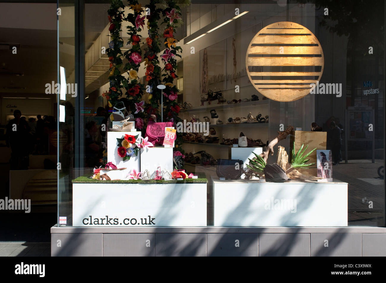 Magasin de chaussures Clarks, Kingston upon Thames, Surrey, UK Banque D'Images