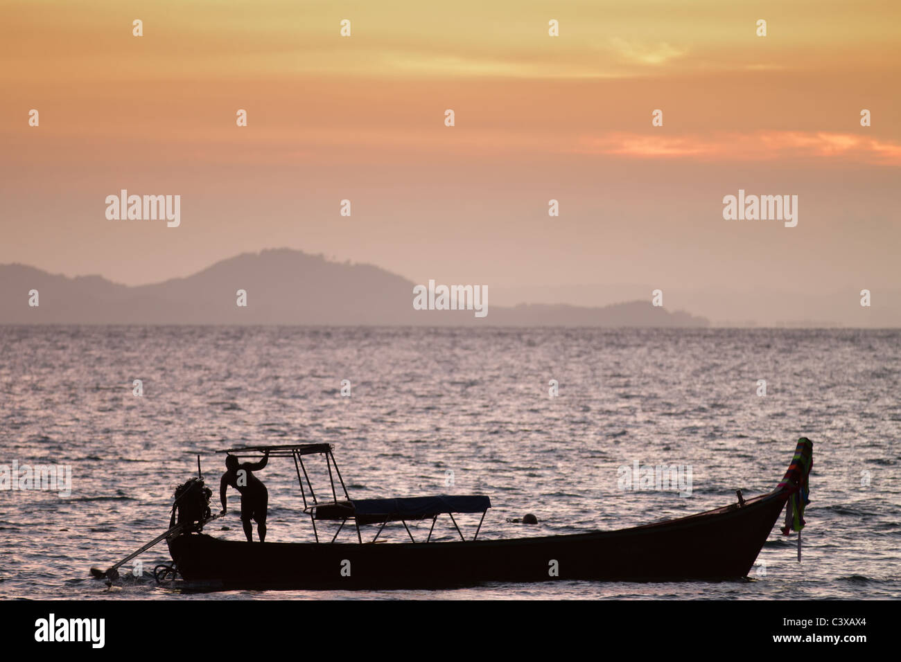 Bateau de pêcheur et silhouette au coucher du soleil, la Thaïlande Banque D'Images