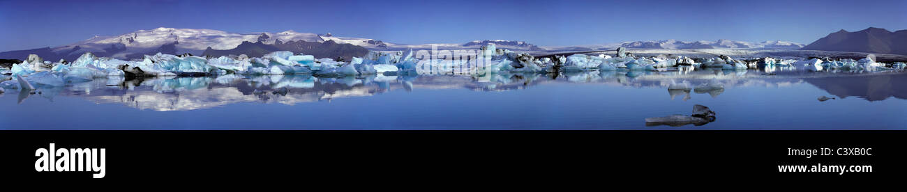 L'Islande, Jokulsarlon. Les icebergs flottant dans le lac Jokulsarlon. Vue panoramique, vue fusionnée. Banque D'Images