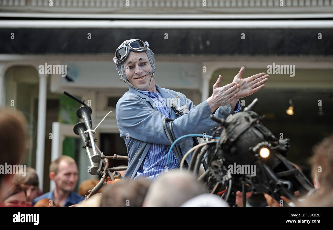 Le théâtre de rue avec un cheval mécanique et le cavalier à Brighton Festival Fringe 2011 événement rues Banque D'Images
