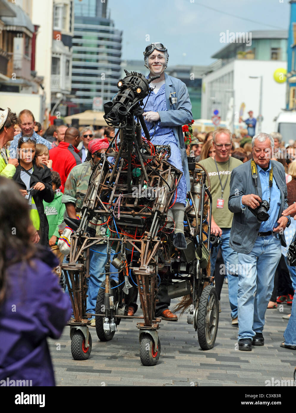 Le théâtre de rue avec un cheval mécanique et le cavalier à Brighton Festival Fringe 2011 événement rues Banque D'Images