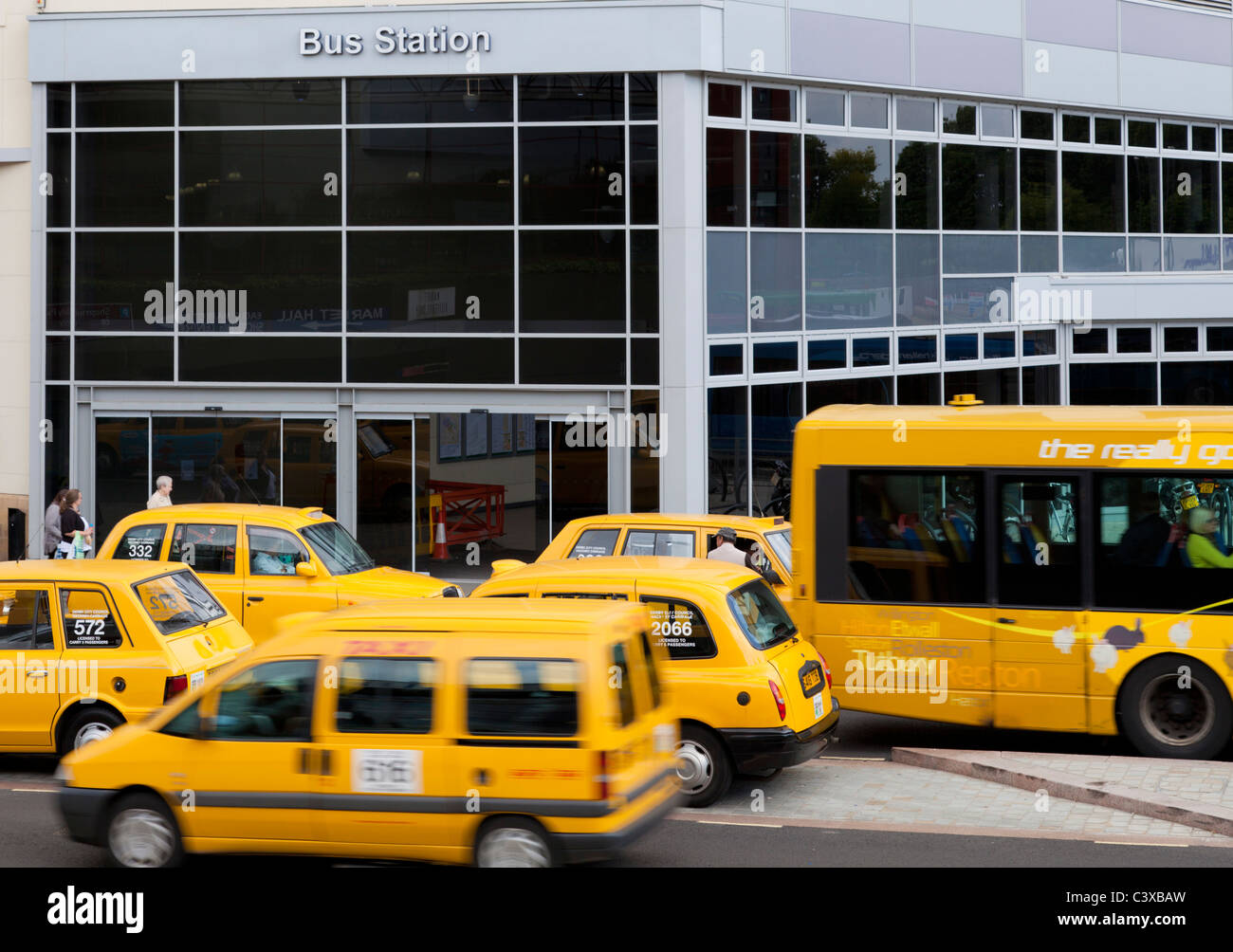 La gare routière de Derby avec les taxis jaunes et les autobus sur une journée bien remplie, le centre-ville de Derby Derbyshire, Angleterre Royaume-Uni gb eu Europe Banque D'Images