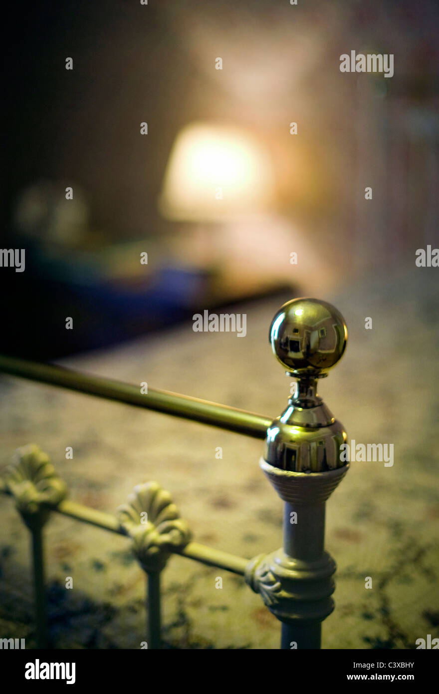 Tête de lit en laiton et une lampe de table Banque D'Images
