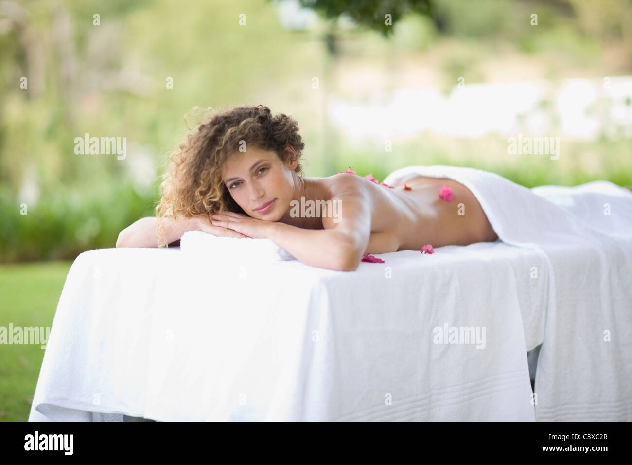 Woman on massage table Banque D'Images