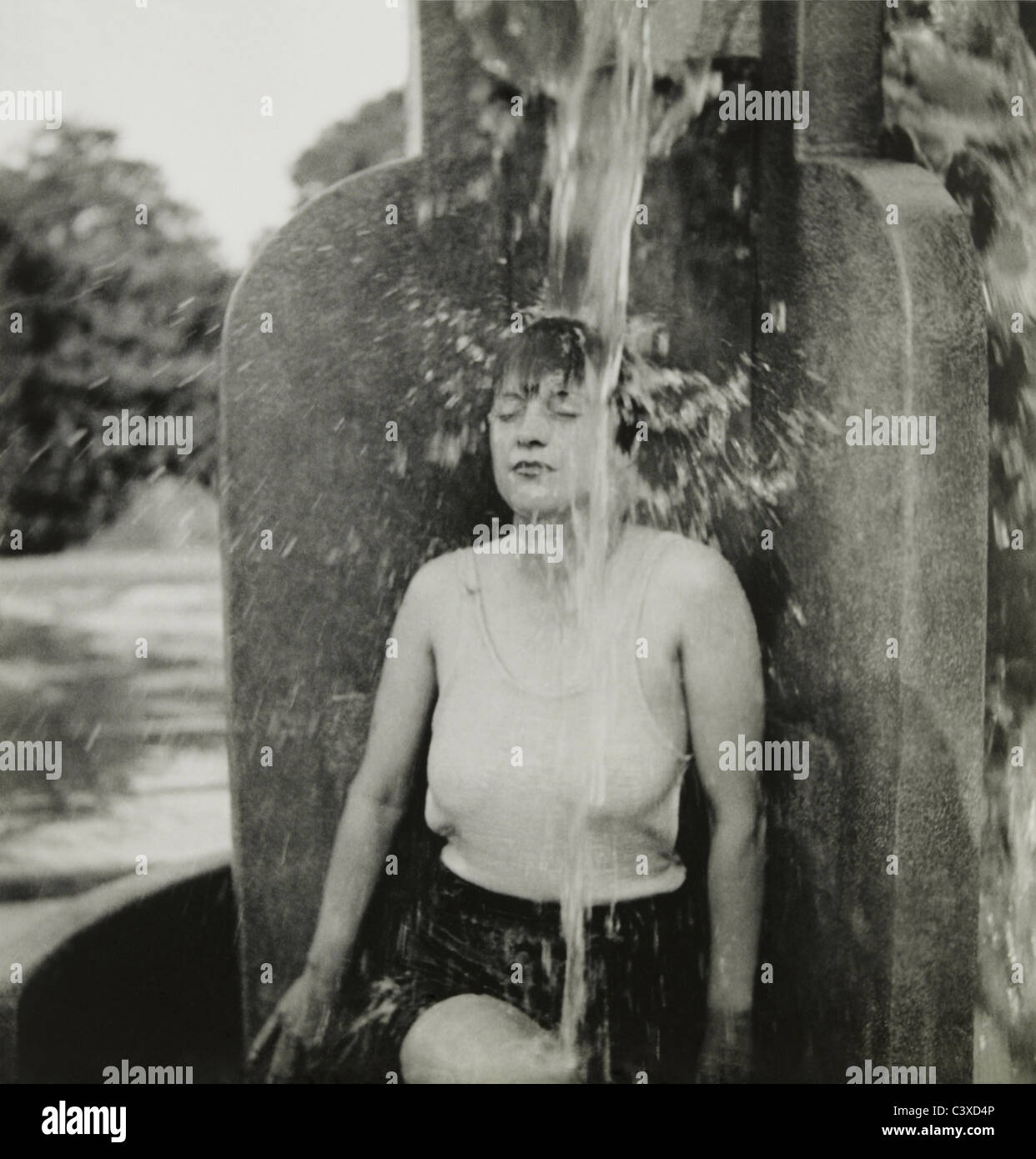 Femme sous l'eau, de la tuyère d'photo Curtis Moffat. Londres, Royaume-Uni, au début du xxe siècle Banque D'Images