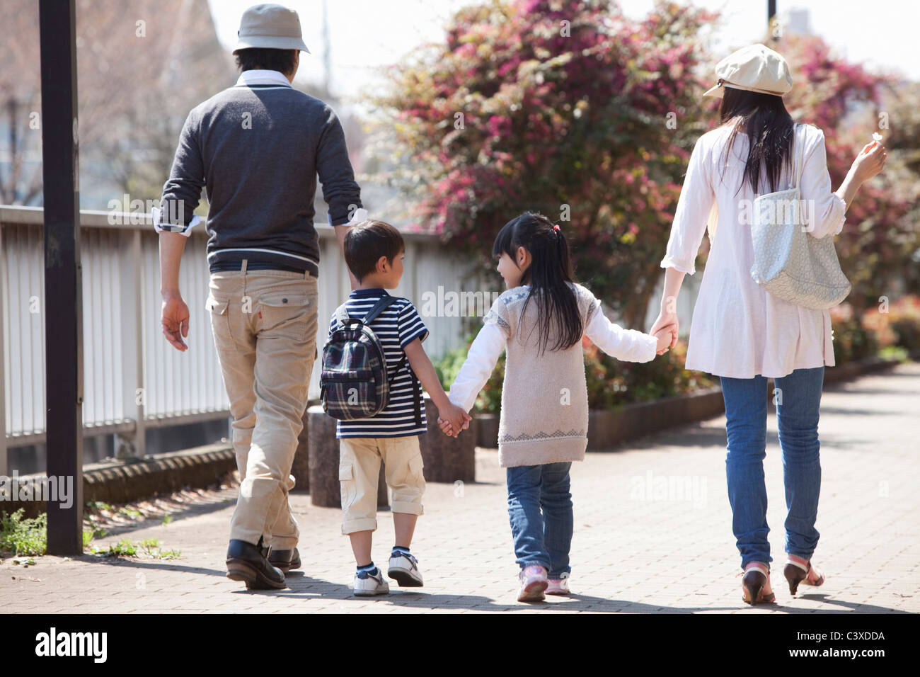 Famille de quatre Walking Banque D'Images