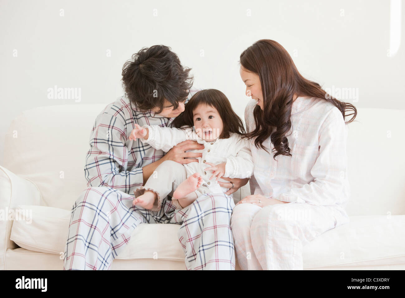 Mere Et Pere Avec Bebe Fille Sur Le Canape Photo Stock Alamy
