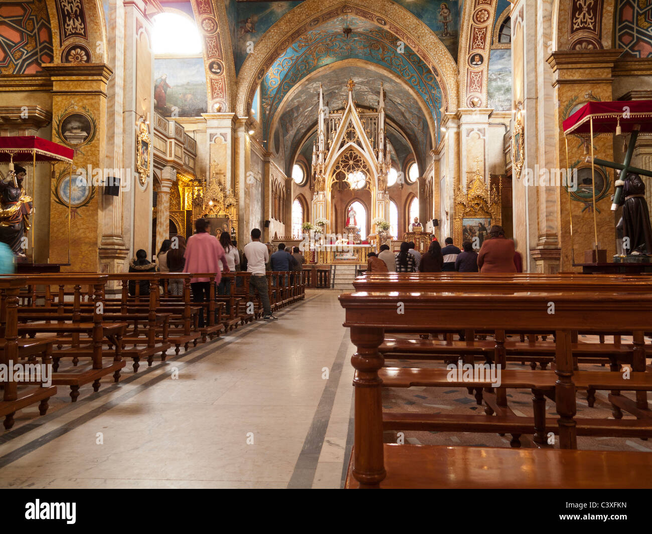 Nef, et l'autel de l'église de Santo Domingo, Quito, Équateur Banque D'Images