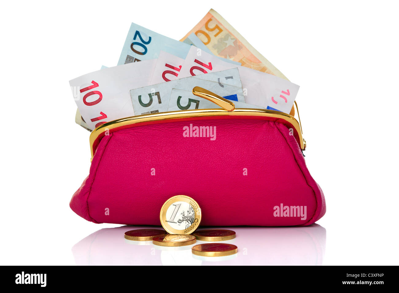 Photo d'une bourse pleine d'argent billets et pièces à l'avant, studio shot sur un fond blanc. Banque D'Images