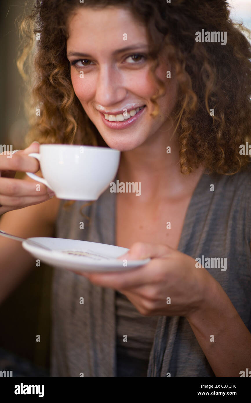 Femme dinking une tasse de café Banque D'Images