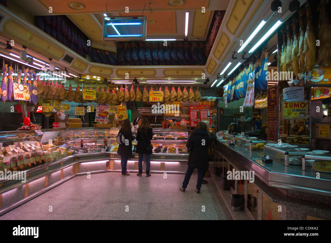 Museo del Jamon café restaurant épicerie fine le long de la Carrera de San Jerónimo street Madrid Espagne Europe Banque D'Images