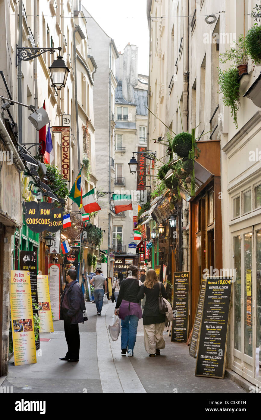Restaurants et magasins sur la Rue Xavier Privas dans la zone St Séverin du Quartier Latin, Paris, France Banque D'Images