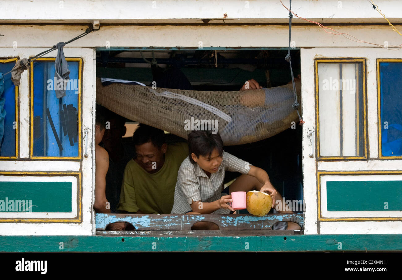 Vue à travers une fenêtre d'une maison bateau dans le Delta du Mékong. Banque D'Images