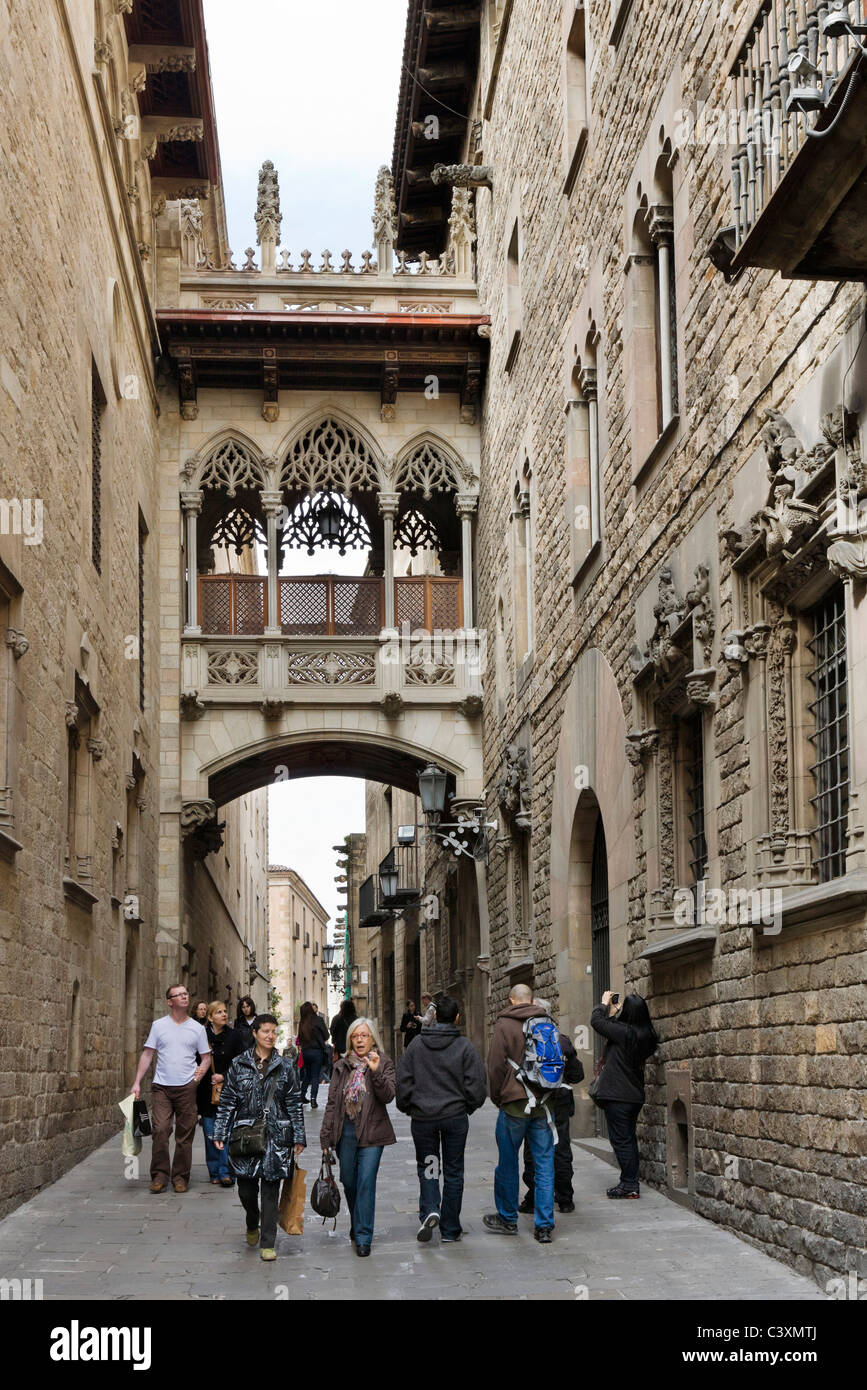 Pont del Bisbe, une passerelle de style néogothique sur Carrer Bisbe dans le quartier Gothique (Barri Gotic), Barcelone, Catalogne, Espagne. Banque D'Images