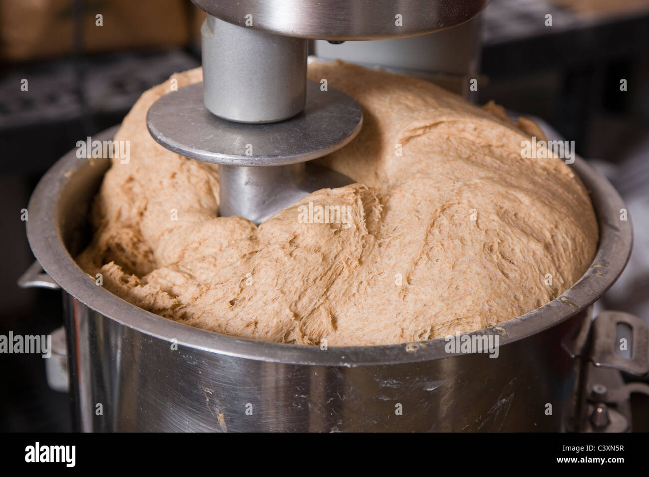 Pâte fraîche dans une boulangerie commerciale préparé pour la cuisson en pains Banque D'Images