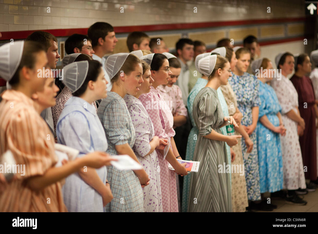 Les membres de l'église mennonite de chanter des hymnes et distribuer des brochures qu'ils du prosélytisme dans le métro à New York Banque D'Images