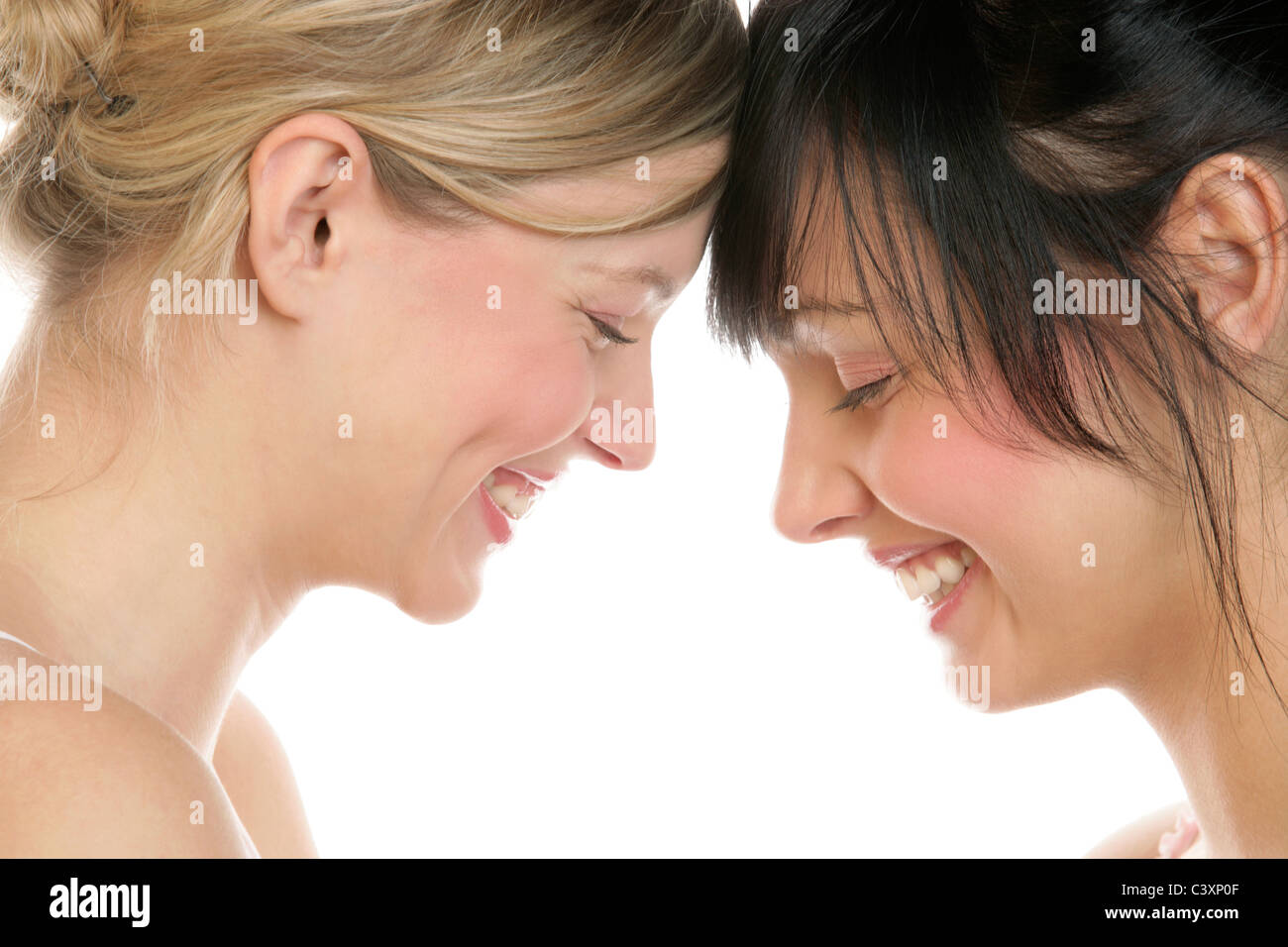 Close-up portrait of two young women laughing Banque D'Images