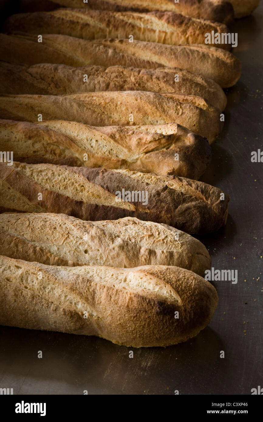 Du pain frais à la vente dans une boulangerie commerciale Banque D'Images