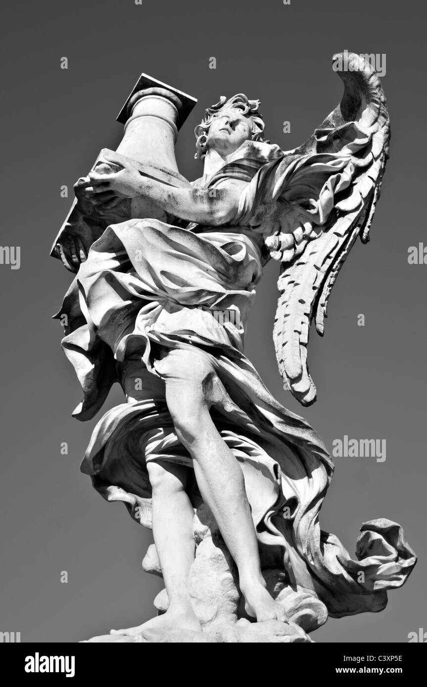 Ange avec la colonne- sculpture d'un ange conçu par Lorenzo Bernini, Sant''Ange pont (Ponte San Angelo- Aelian bridge) Banque D'Images