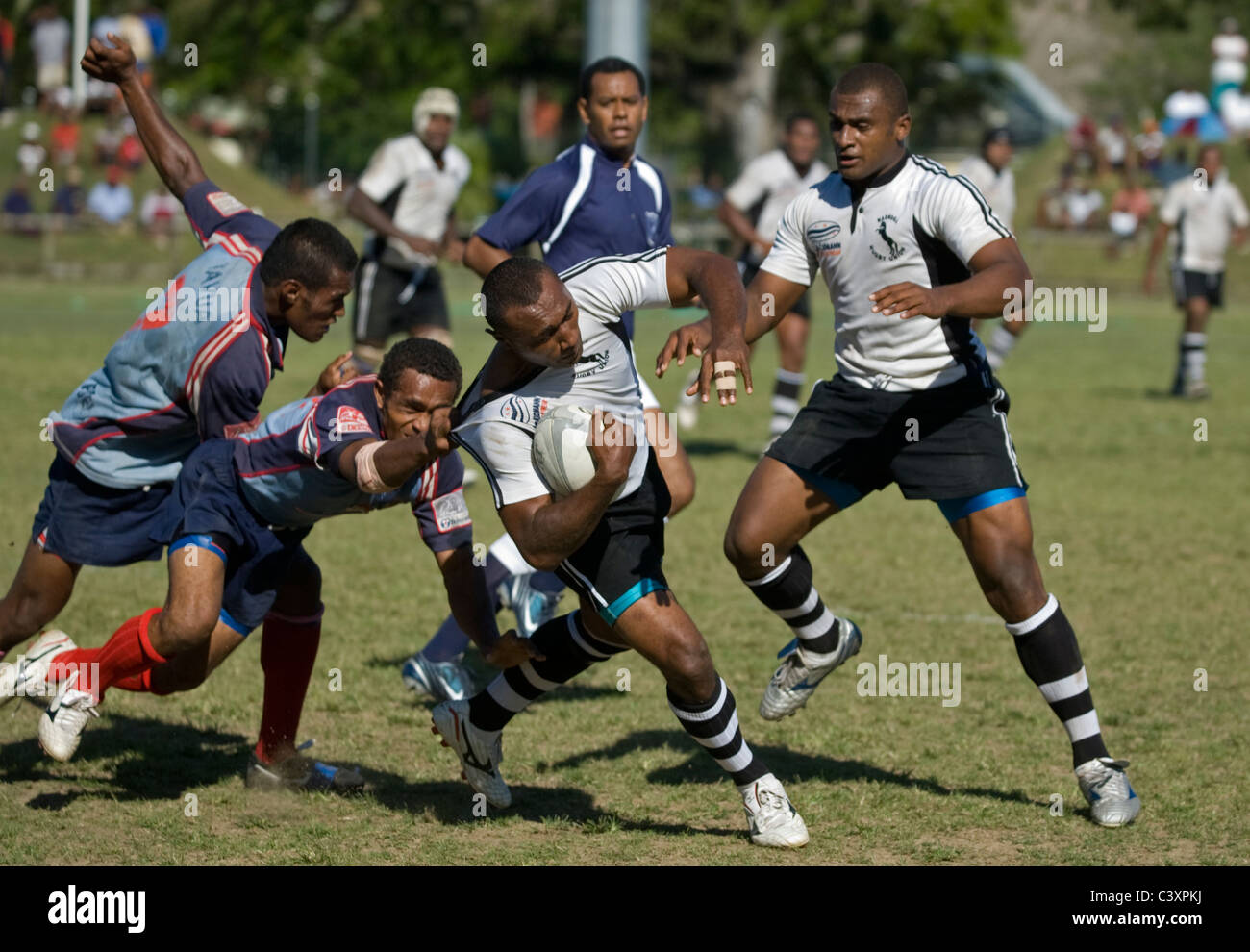 Les hommes jouent dans un match de rugby local. Banque D'Images