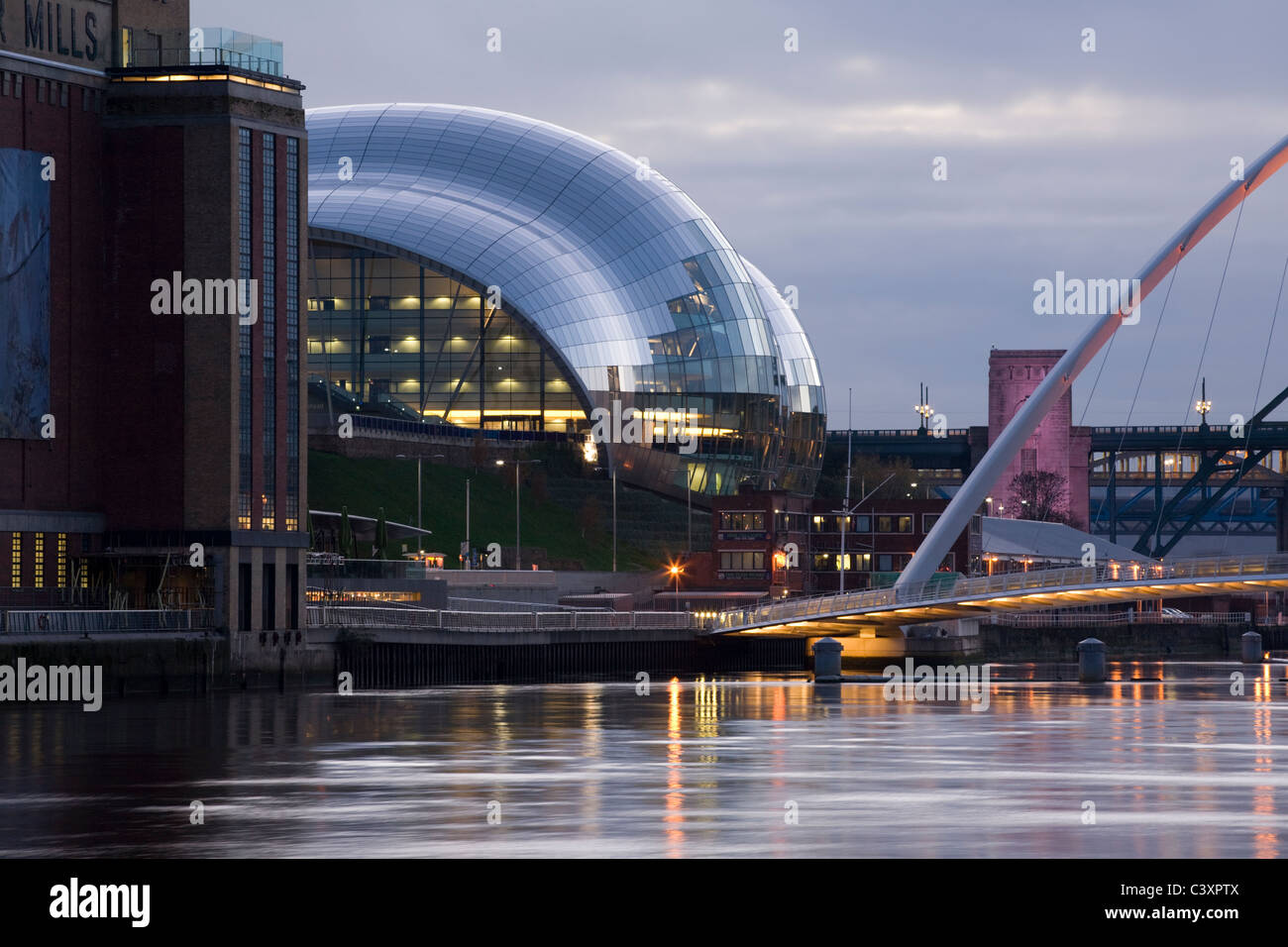 Le Sage Gateshead et la rivière Tyne Bridges at Dusk Banque D'Images