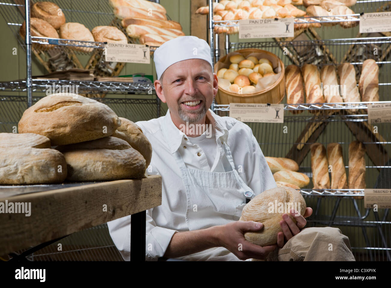 Cuisinier professionnel la préparation du pain frais dans une boulangerie commerciale Banque D'Images