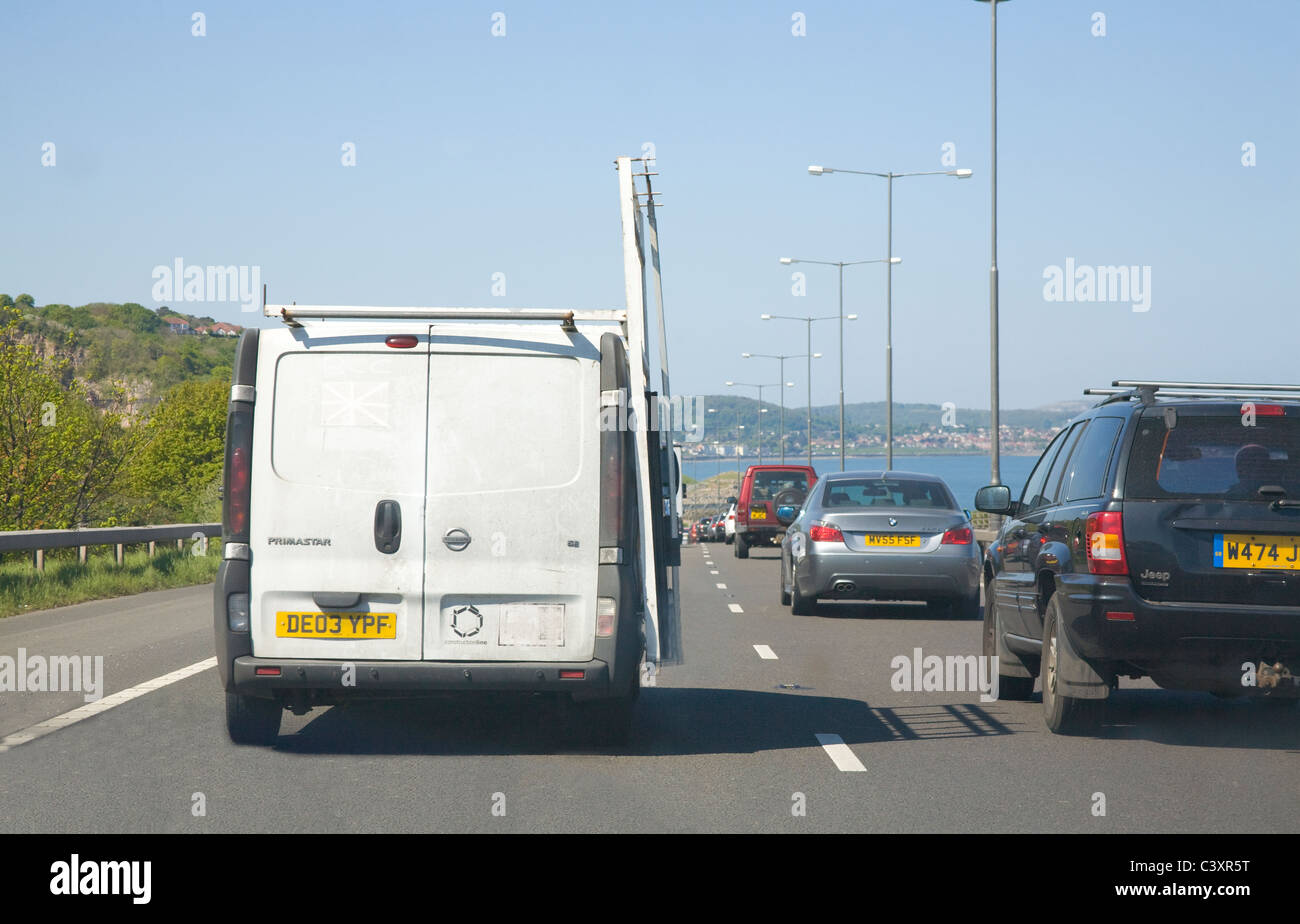 Le Nord du Pays de Galles UK deux voies de circulation d'attente sur l'A55, le long de la côte Banque D'Images