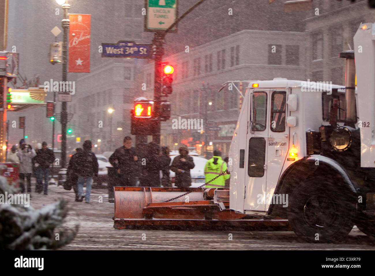 Chasse-neige se prépare à l'ouest de la 34e rue dans les premières heures d'un blizzard massive Banque D'Images