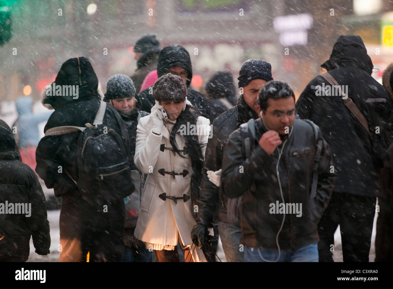 Tempête de neige à New York City à partir de midi le lendemain de Noël. West 34th Street & 8th Avenue regardant vers l'Est Banque D'Images