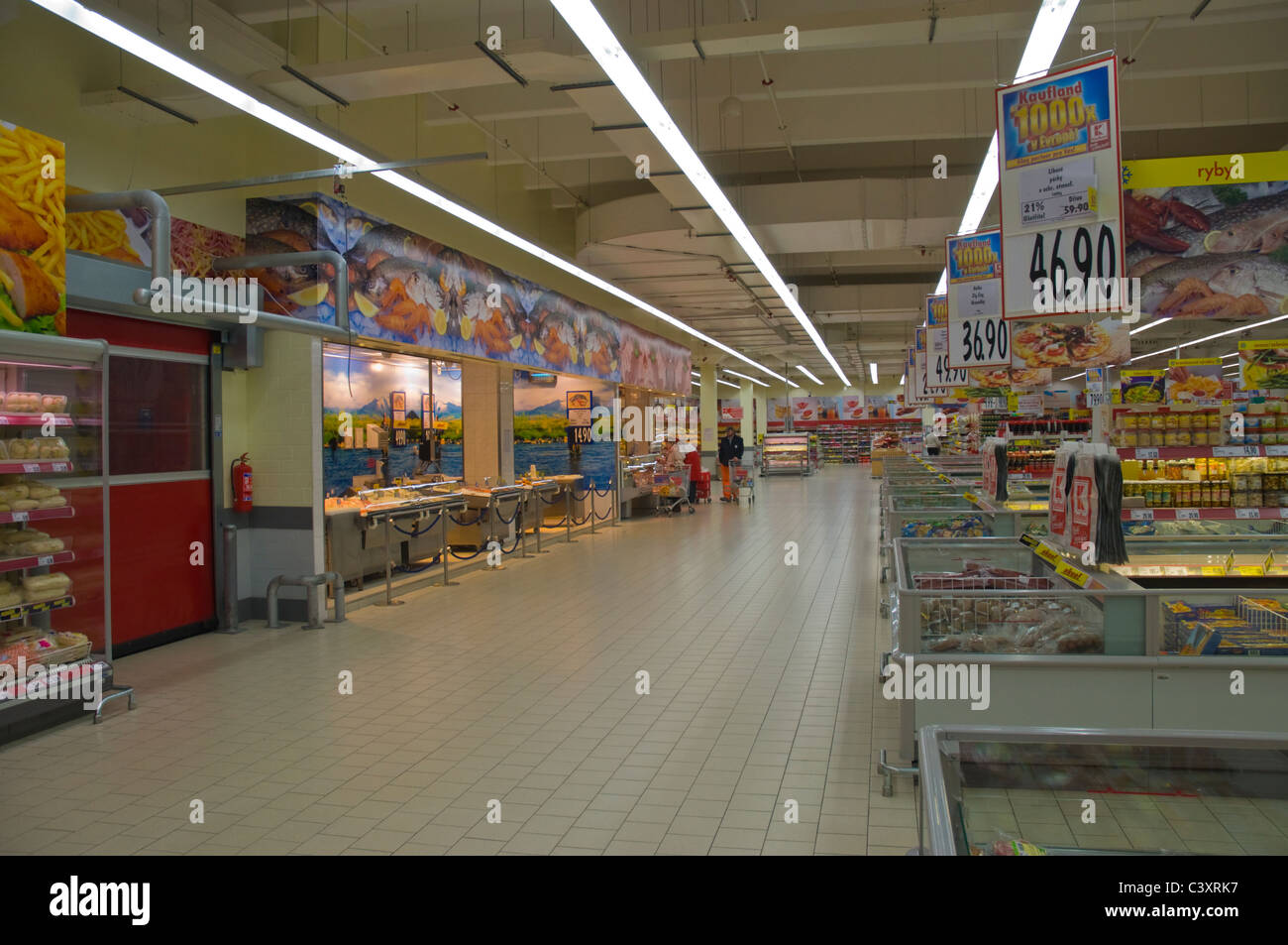 Congélateurs et fraîche à l'intérieur de deli Kaufland foodstore district Jarov Prague République Tchèque Europe Banque D'Images