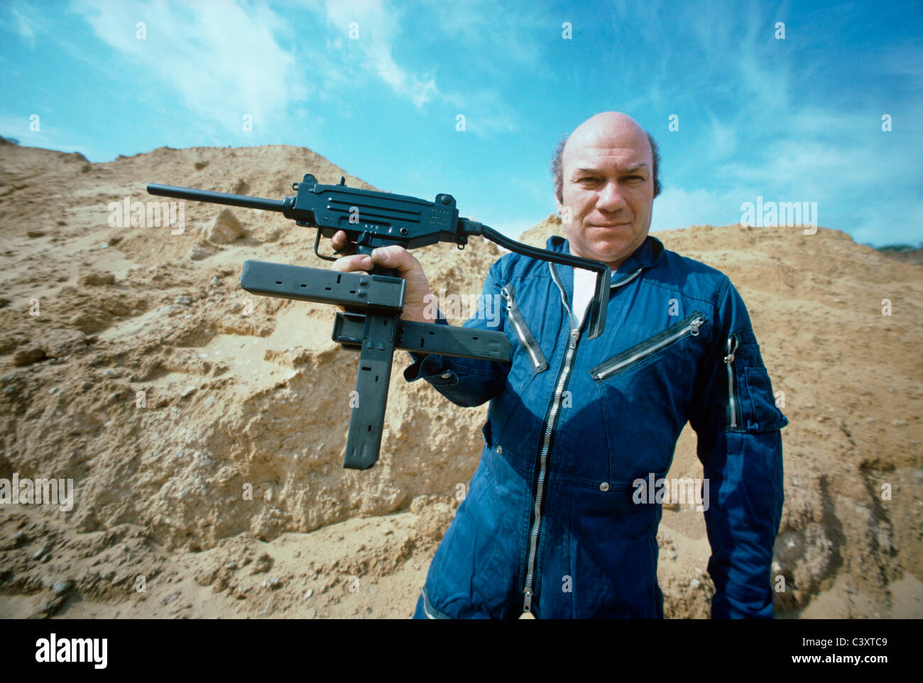 Uziel Gal, le concepteur et l'homonyme de pistolet-mitrailleur Uzi, tenant une mini-uzi pistolet à un croisement de magazine. Israël Banque D'Images